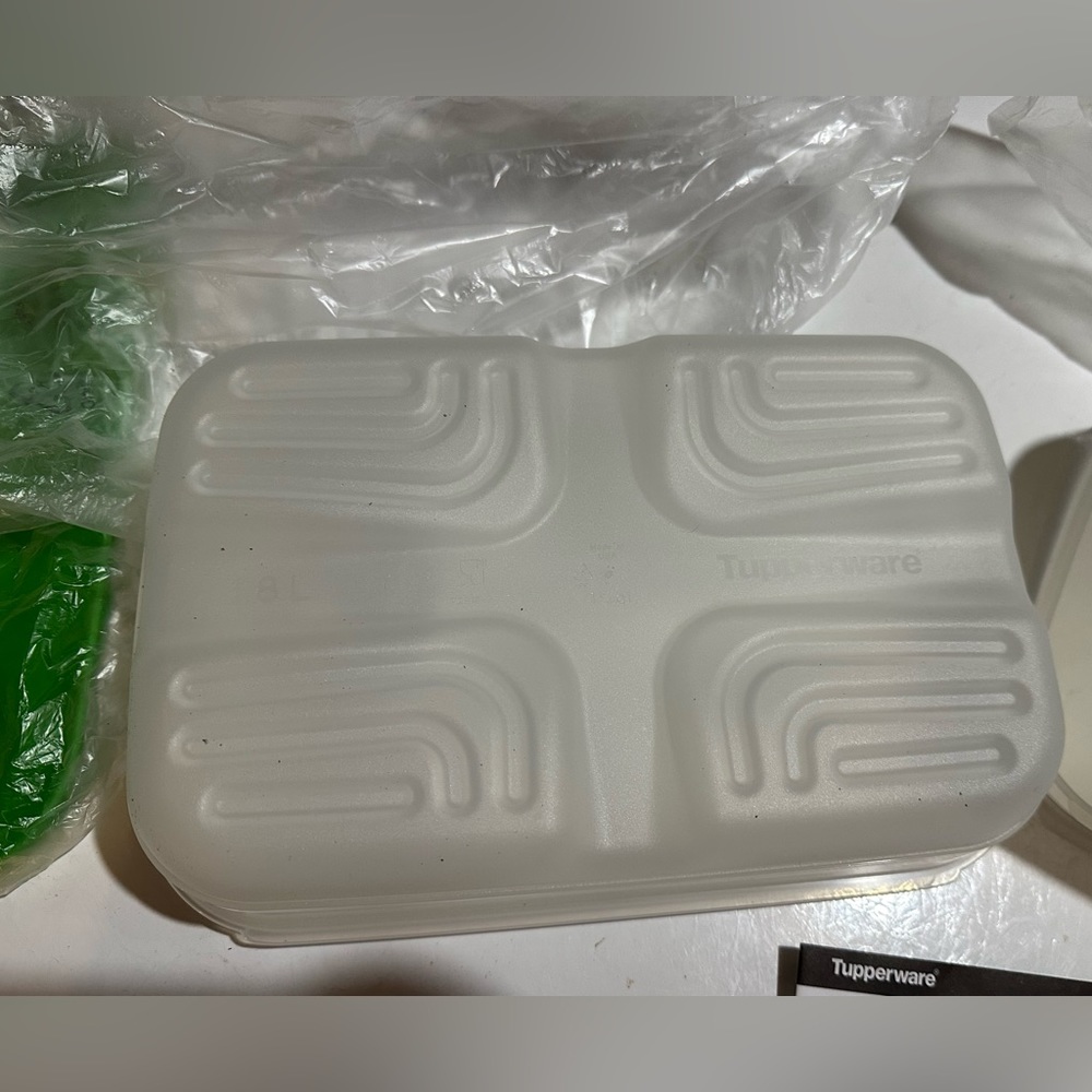2 Tupperware Fridgesmart Containers - Picture 3 of 4